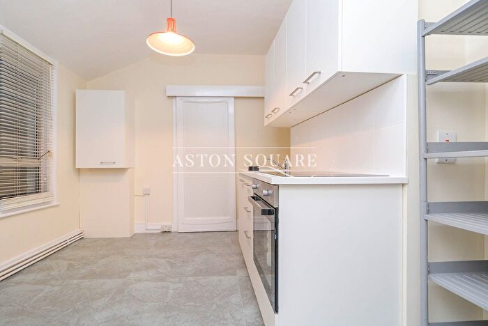 2 Bedroom Flat To Rent In Aylesbury Road, London, SE17