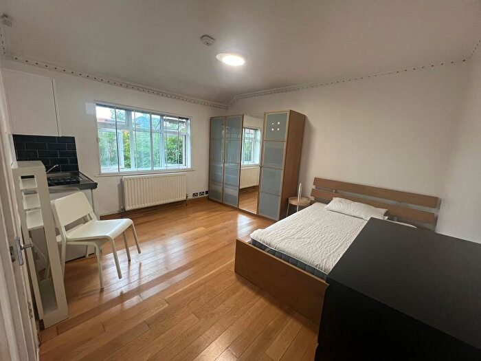 Studio To Rent In Westway, Shepherds Bush, London, W12