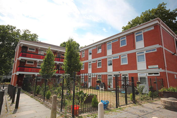 1 Bedroom Flat For Sale In Edmonton Court Canada Estate, Renforth Street, Southwark, London, SE16