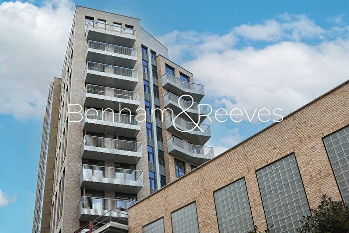 3 Bedroom Flat To Rent In Paragon Square, London, WC1X