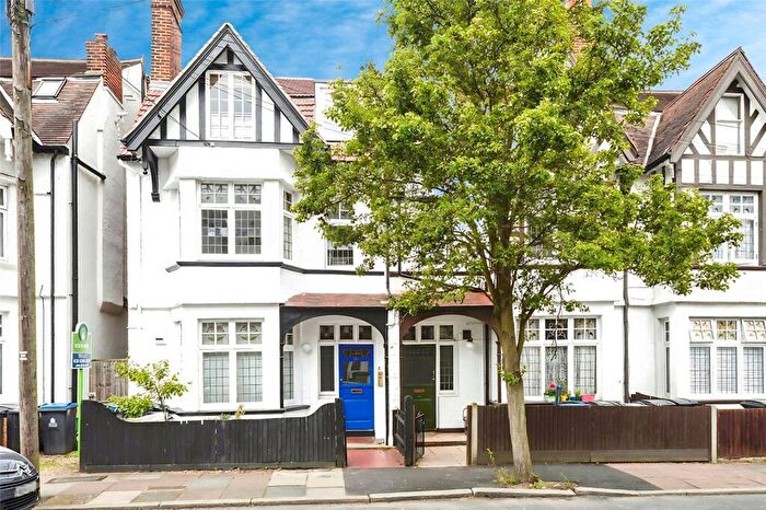 2 Bedroom Flat For Sale In Guilford Avenue, Surbiton, Surrey, KT5