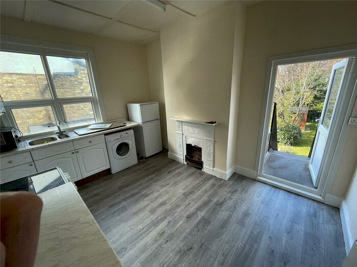 2 Bedroom Maisonette To Rent In Bedford Avenue, High Barnet, Herts, EN5
