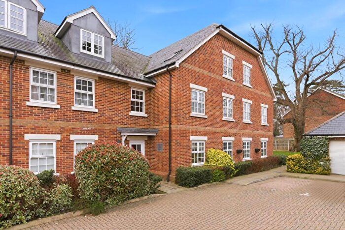 2 Bedroom Apartment For Sale In Norris Close, London Colney, St. Albans, Hertfordshire, AL2