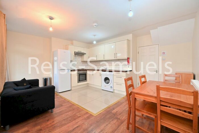 4 Bedroom Terraced House To Rent In Forsyth Gardens, Kennington, Southwark, London, SE17