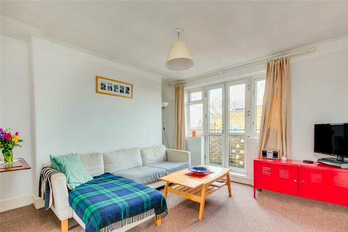 3 Bedroom Flat To Rent In Robinson Court, St. Mary's Path, N1