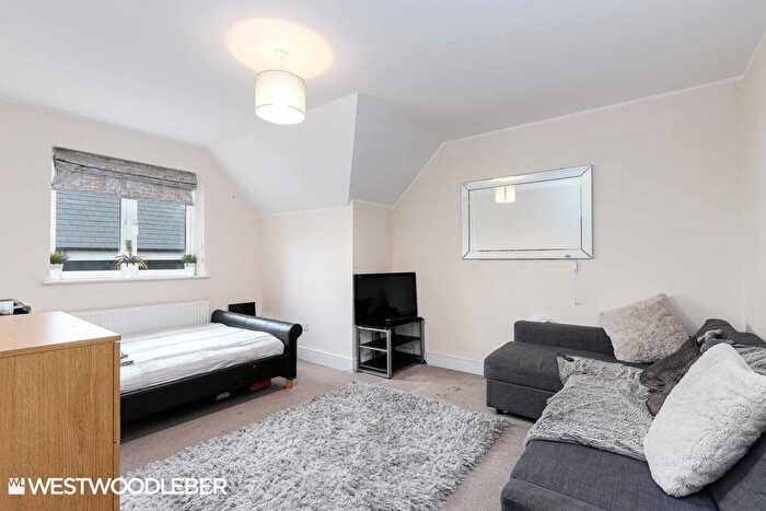 2 Bedroom Flat To Rent In High Street, Hoddesdon, EN11