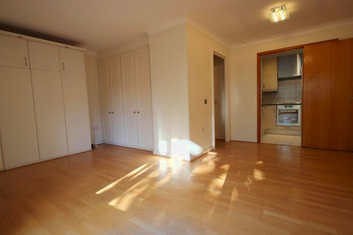 Studio To Rent In Beechwood Grove, London, W3