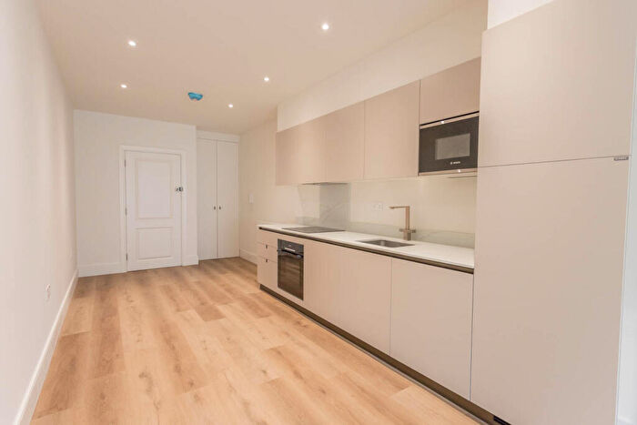 1 Bedroom Apartment For Sale In Highclere House, Kings Road, Sunninghill, Berkshire, SL5
