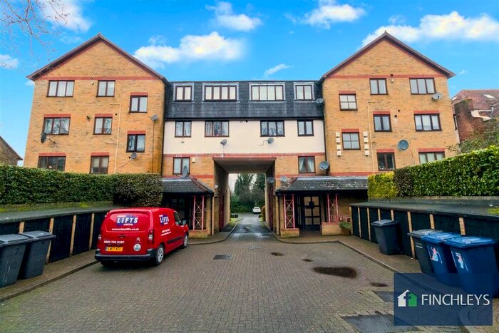 3 Bedroom Flat To Rent In Westleigh Court, - Nether Street, London, N12
