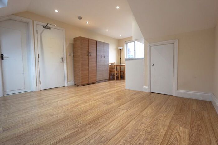 Property To Rent In High Road, London, N12