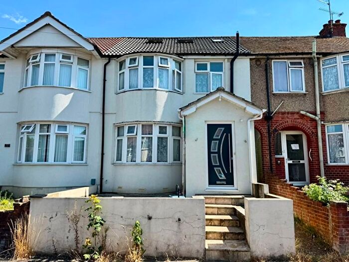 4 Bedroom Terraced House For Sale In Wickstead Avenue, Luton, LU4