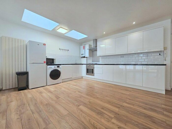 2 Bedroom Flat To Rent In Alexandra Road, London, SW19