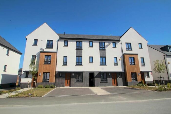 4 Bedroom Town House To Rent In Barrington Way, Leeds, LS15