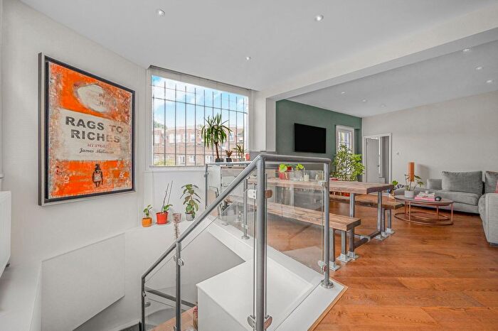 2 Bedroom Maisonette For Sale In Remington Street, Islington, N1