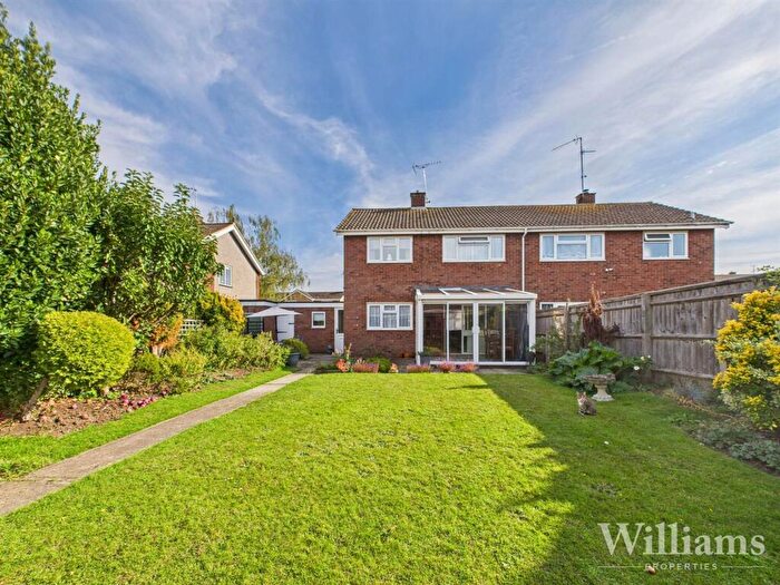 3 Bedroom Semi-Detached House For Sale In Malvern Road, Aylesbury, HP20