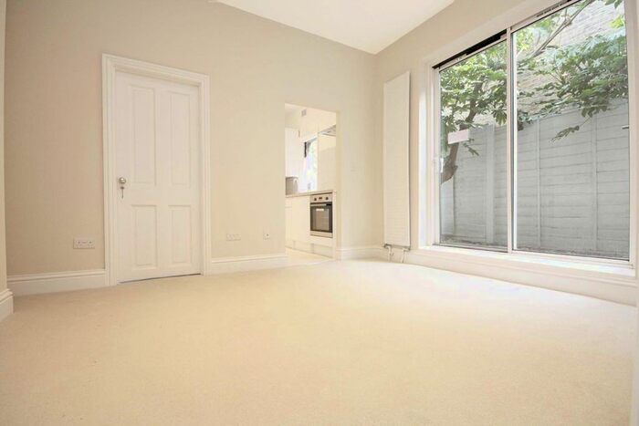 2 Bedroom Flat To Rent In Pavilion Terrace, Wood Lane, London, W12