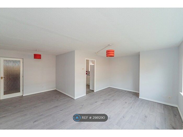 2 Bedroom Flat To Rent In Kenley Close, New Barnet, EN4