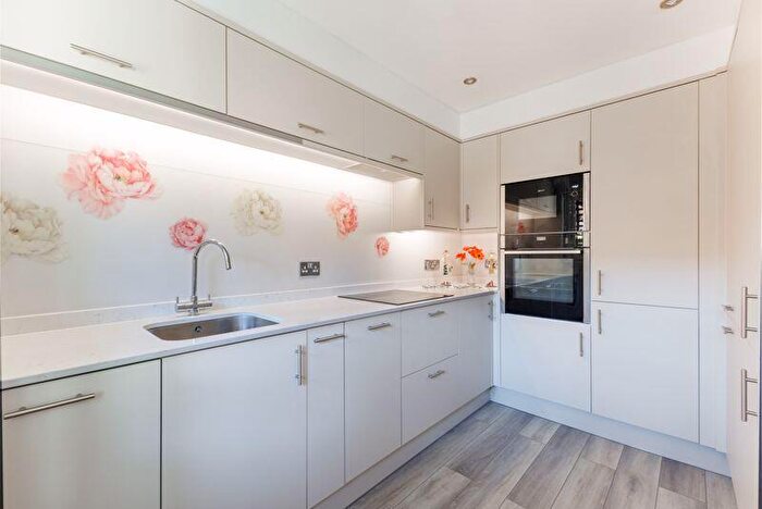 2 Bedroom Cottage For Sale In Bluecoat Pond, Horsham, RH13