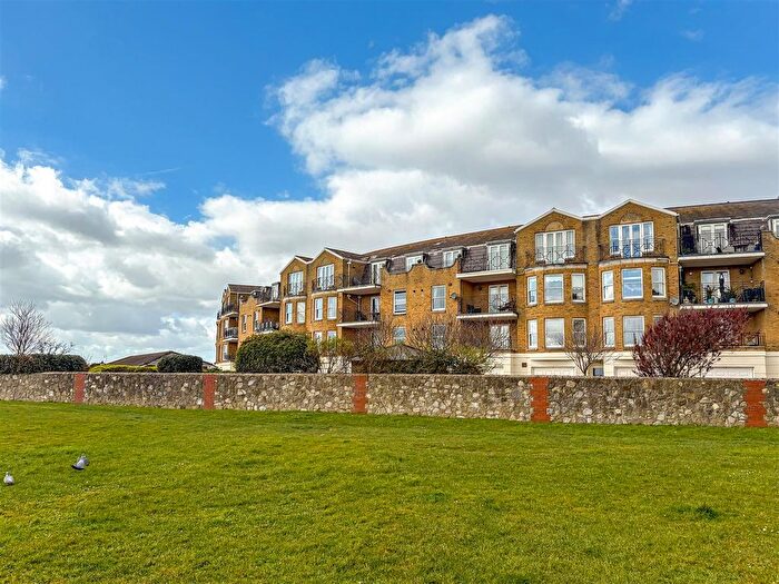 2 Bedroom Flat For Sale In Beach Crescent, Littlehampton, BN17