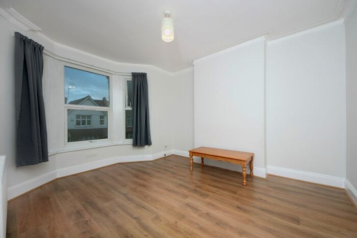 4 Bedroom Flat To Rent In Birkbeck Avenue, London, W3