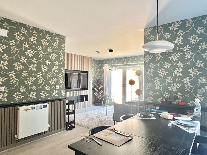 3 Bedroom Flat To Rent In Coopers Lane, London, E20