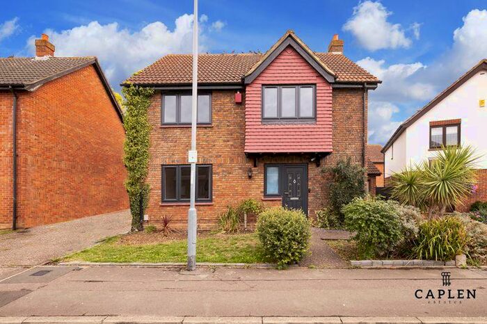 4 Bedroom Detached House To Rent In Wickets Way, Ilford, IG6