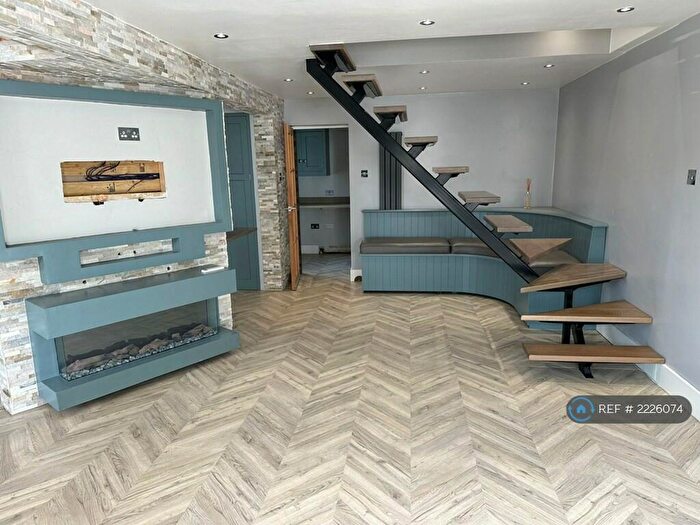 3 Bedroom Terraced House To Rent In Alport Grove, Glossop, SK13