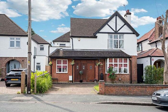 4 Bedroom Detached House For Sale In Sherwoods Road, Watford, WD19