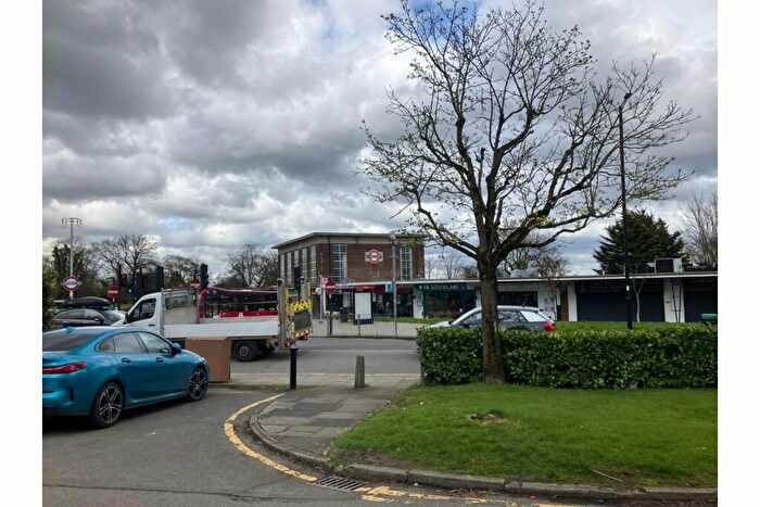 1 Bedroom Flat For Sale In Chase Road, Oakwood, N14