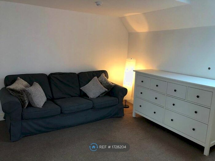 1 Bedroom Flat To Rent In Yew Tree Road, Slough, SL1