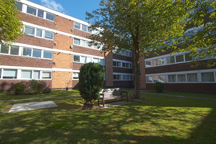2 Bedroom Flat For Sale In Radford Court, Billericay, CM12