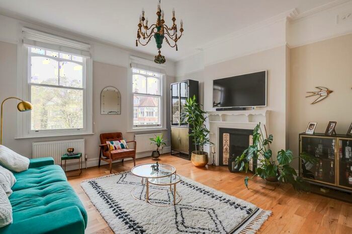 3 Bedroom Apartment To Rent In Mapesbury Road, Mapesbury, NW2