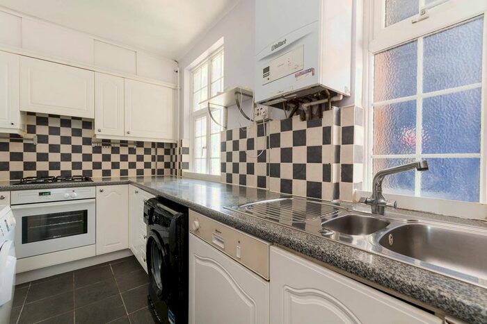 3 Bedroom Flat To Rent In Western Avenue, Hanger Hill, London, W5