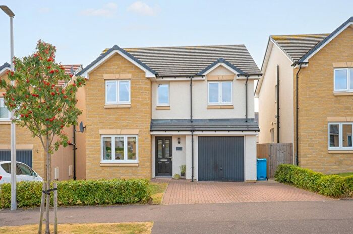 4 Bedroom Detached House For Sale In Curlew Way, Inverkeithing, KY11