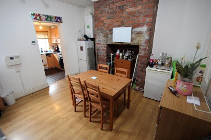 4 Bedroom End Of Terrace House To Rent In Ashville Grove, Hyde Park, Leeds, LS6