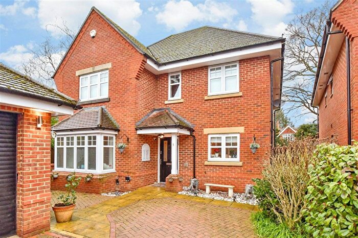 6 Bedroom Detached House For Sale In Hamilton Close, Horley, Surrey, RH6