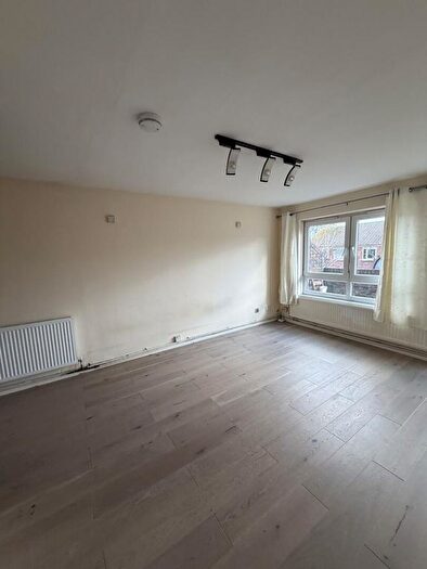 1 Bedroom Flat To Rent In Albany Close, London, N15