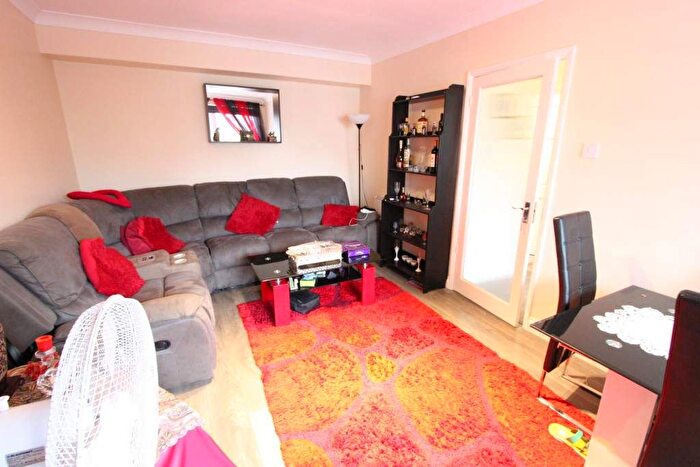 2 Bedroom Flat To Rent In Friern Park, London, N12