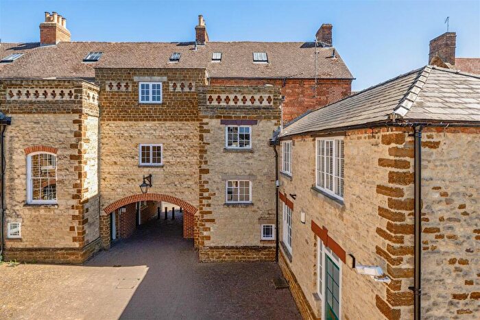 1 Bedroom Apartment For Sale In White Horse Yard, Towcester, NN12