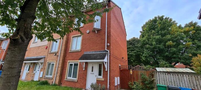 4 Bedroom Town House To Rent In Sadler Court, Hulme, Manchester., M15