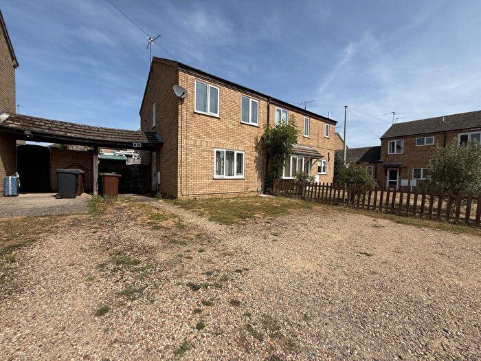 3 Bedroom Semi-Detached House To Rent In Chestnut Avenue, NN17