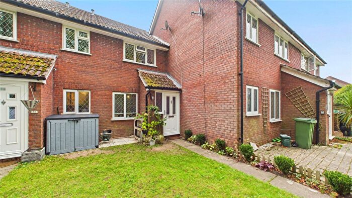 1 Bedroom Maisonette For Sale In Lightwater, Surrey, GU18