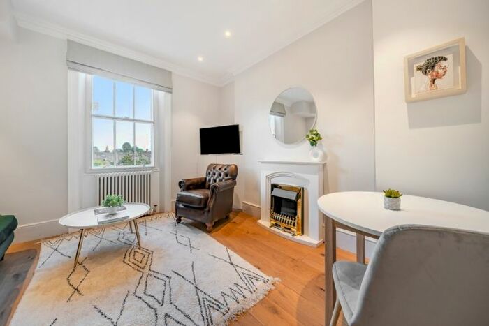 2 Bedroom Flat To Rent In Royal Crescent, London, W11