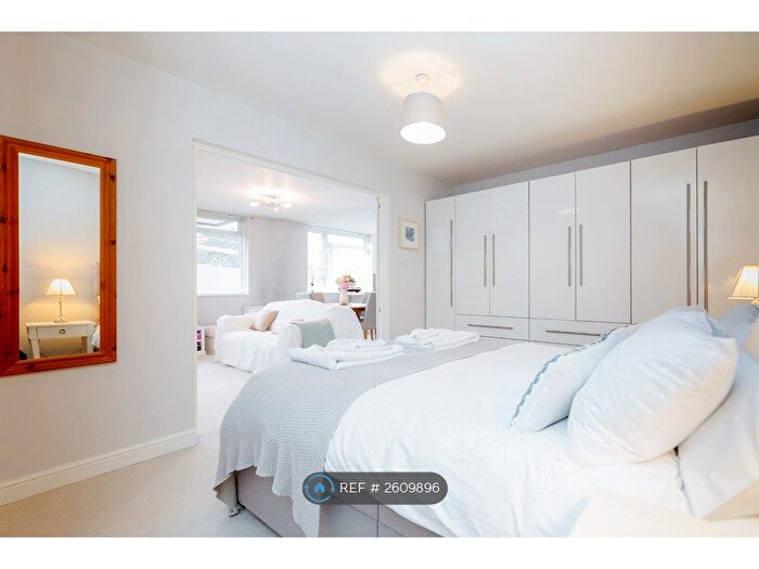 1 Bedroom Flat To Rent In Grosvenor Court, London, SW15