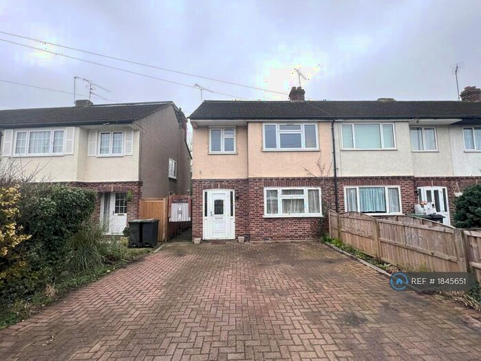4 Bedroom End Of Terrace House To Rent In Broomstick Hall Road, Waltham Abbey, EN9