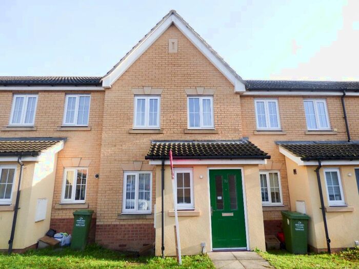 Terraced House To Rent In Beeston Court, Laindon, SS15