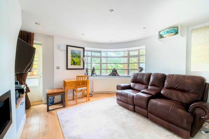 2 Bedroom Flat To Rent In Cubitt House, Clapham, London, SW4