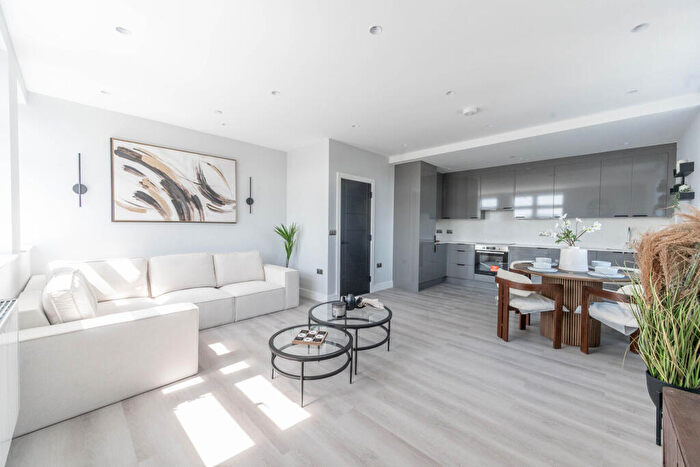 2 Bedroom Flat For Sale In Haredon House, North Cheam, Sutton, SM3