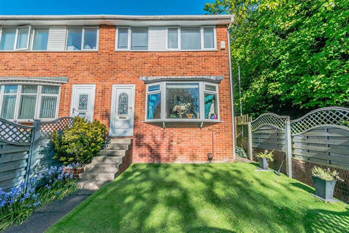 3 Bedroom Town House For Sale In Cliffe Park Drive, Wortley, Leeds, LS12