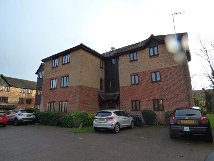 1 Bedroom Flat To Rent In Copperfields, Laindon, SS15